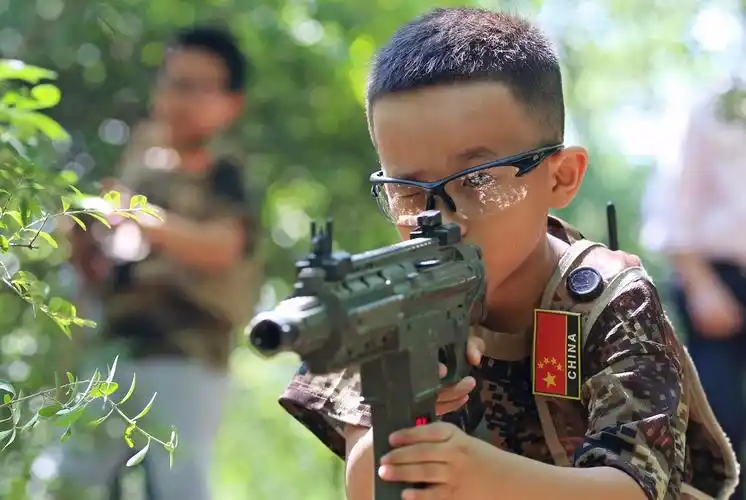 小朋友扛枪上"战场" 真人cs感受"丛林实战"刺激