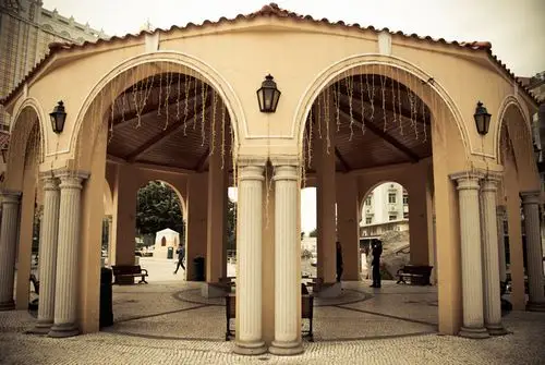 地堡街入口标准建筑,看到这里就是可以通往地堡街和官也街的