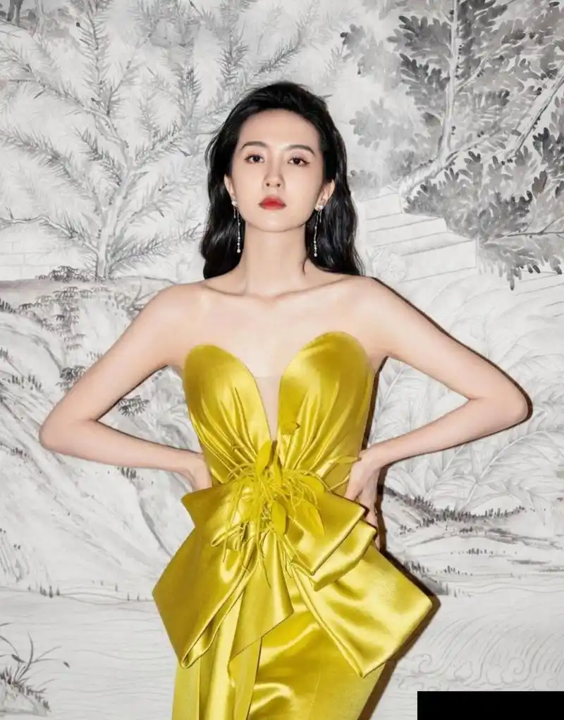 许龄月这身打扮真抢眼,既时尚又性感,完美展现好身材