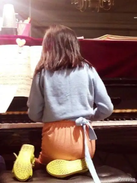 李嫣跪坐练钢琴 王菲调侃是突破与探索