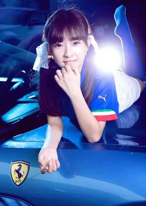 性感车模:清纯小美女撒娇法拉利-小虾米