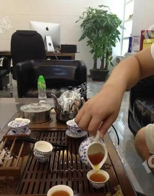 工作忙完喝喝茶,聊聊天,度过这美好的下午
