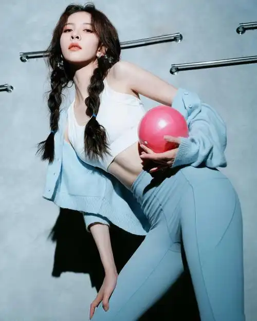 宋妍霏线下蓝色瑜伽服,秀出大好身材!