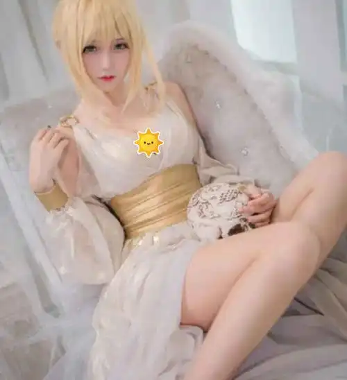 腐团儿最清纯的一套图片,cos尼禄太美,必杀技是开叉长裙