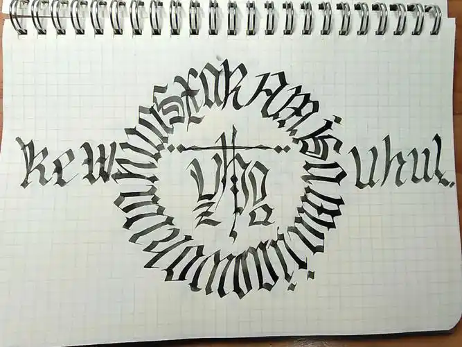 还有两个在玩梗#快乐  #哥特体  #手写哥特体  #字体