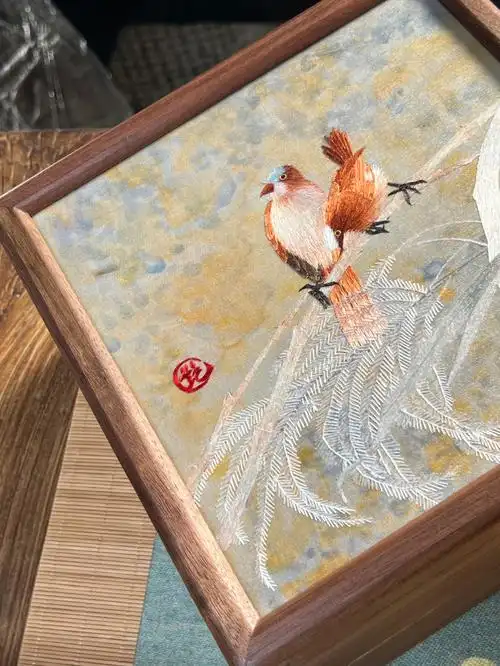 普洱茶饼,还有湘绣结合胡桃木的外盒,手工制作,匠心工艺～#艷湘绣