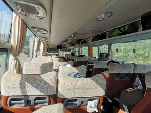 按照马总要求,大巴车上两座一人,戴好口罩.