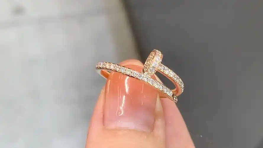 大牌戒指推荐|卡地亚满钻钉子戒指95|||玫瑰金的实物超级闪99 由