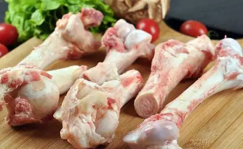 20块钱买了一兜大骨头,加上2勺酱炖一炖,不喝汤,肉质软烂好吃