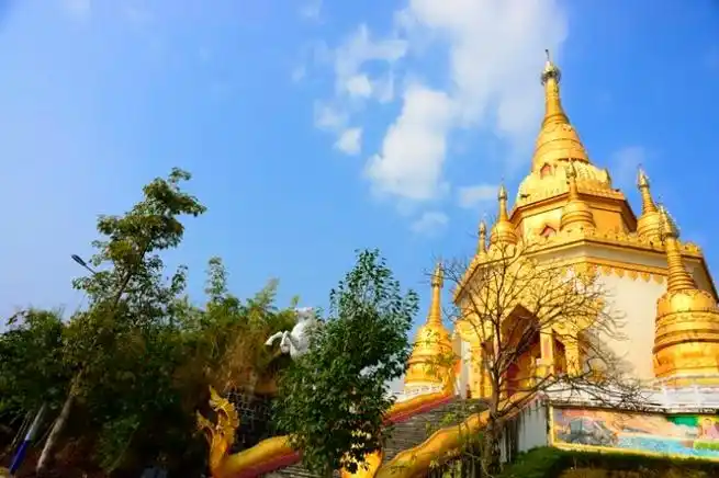 梁河勐底大金塔小家碧玉游人夸