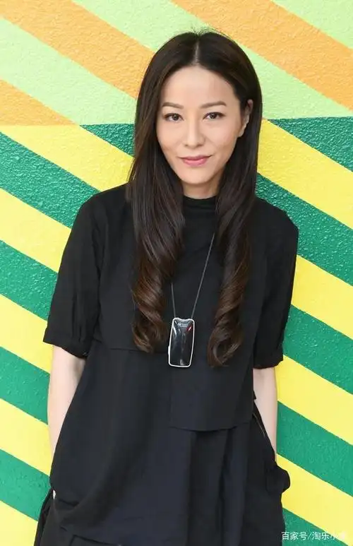 容易受伤的女人,滕丽名坐烂道具椅子,整个人摔到地上不敢动!