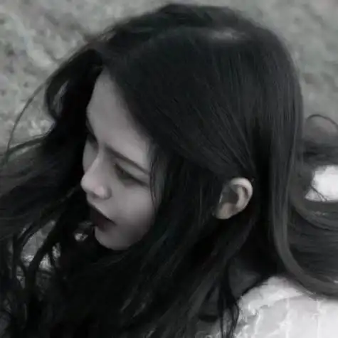 李挽忱女生头像侧脸黑白