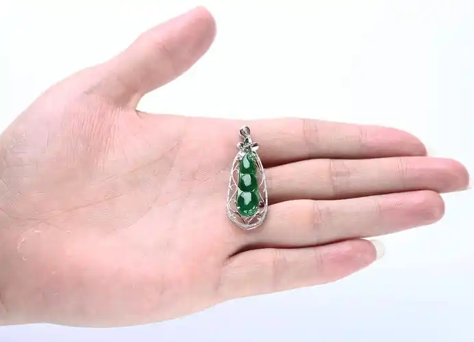 冰种满绿福豆平安豆天然翡翠18k金镶钻石吊坠368g