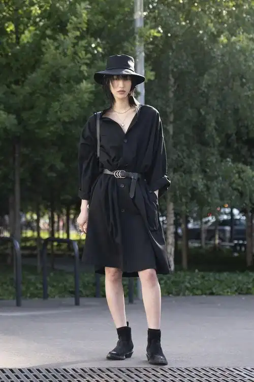 修饰比例:黑色连身裙 腰带看时装街拍,不少人穿黑色连身裙时都会系上