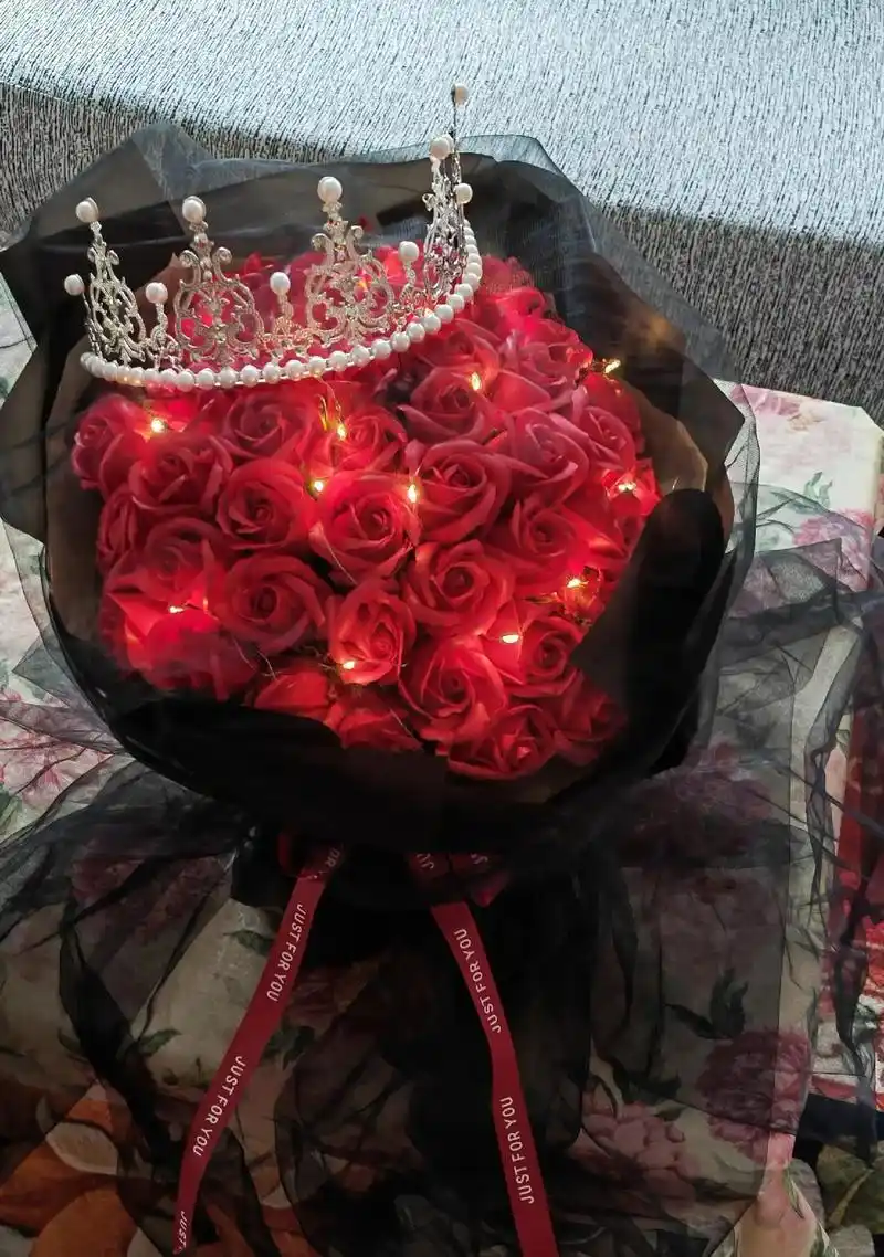 收到了儿子送的,51朵黑纱红玫瑰皇冠花,不仅惊喜于这种温馨浪 - 抖音