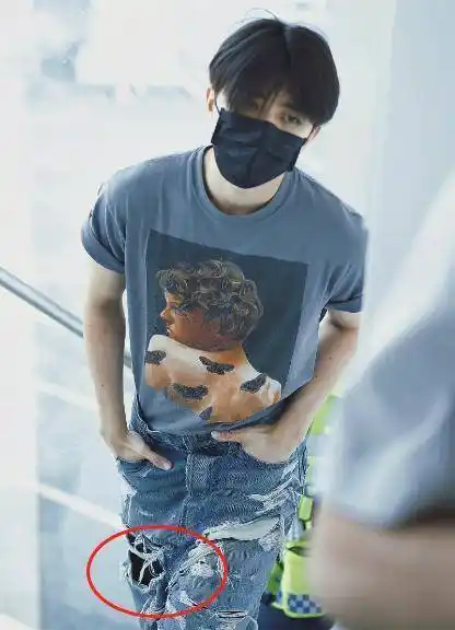 原创蔡徐坤穿牛仔裤现身破洞的位置太靠上粉丝喊话必须缝上