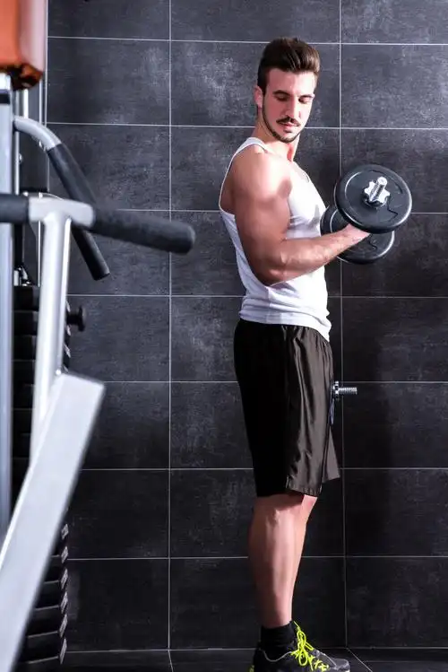 在健身房锻炼的年轻有魅力的男人