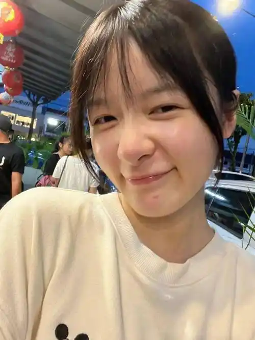 气色很不错,下巴的小痘痘更凸显青春气息,素颜照缓解了我们普通人的