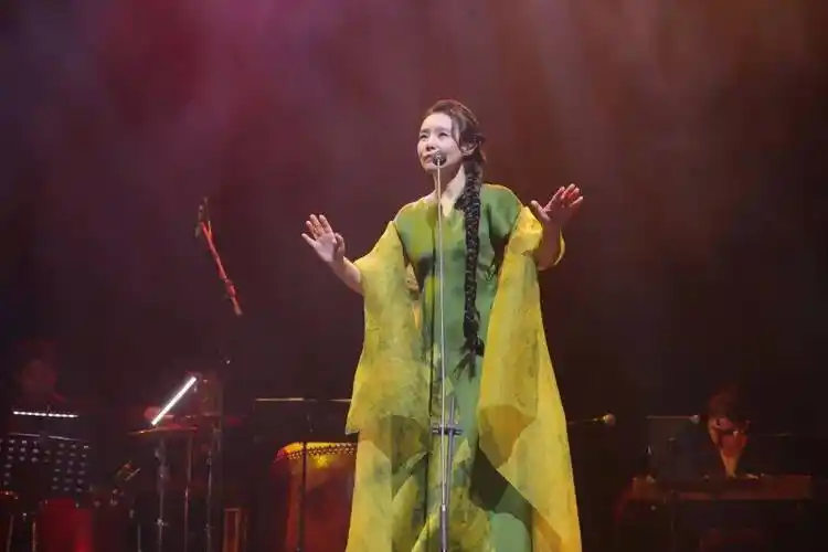 龚琳娜感恩开唱,用歌声诠释"国风",古韵悠悠,情意切切!