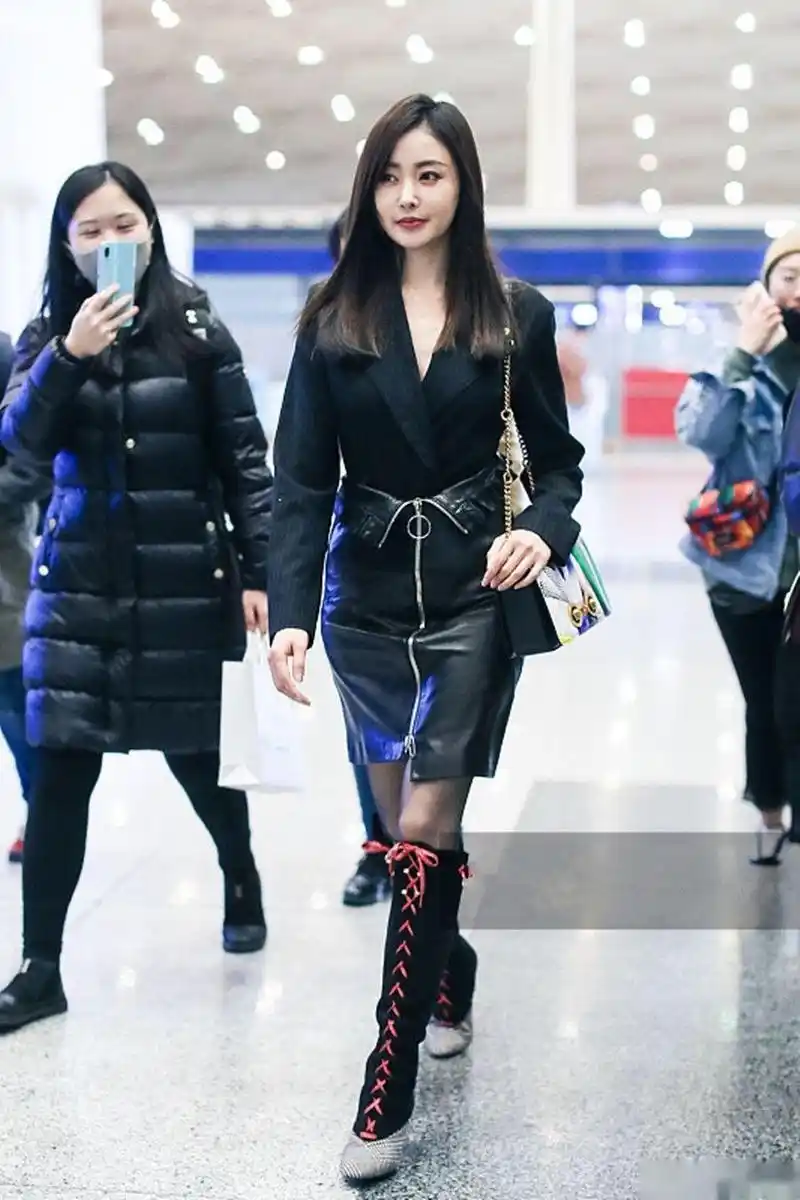2018年11月17日,张天爱现身北京机场,当天她身穿黑色小西装搭配黑色
