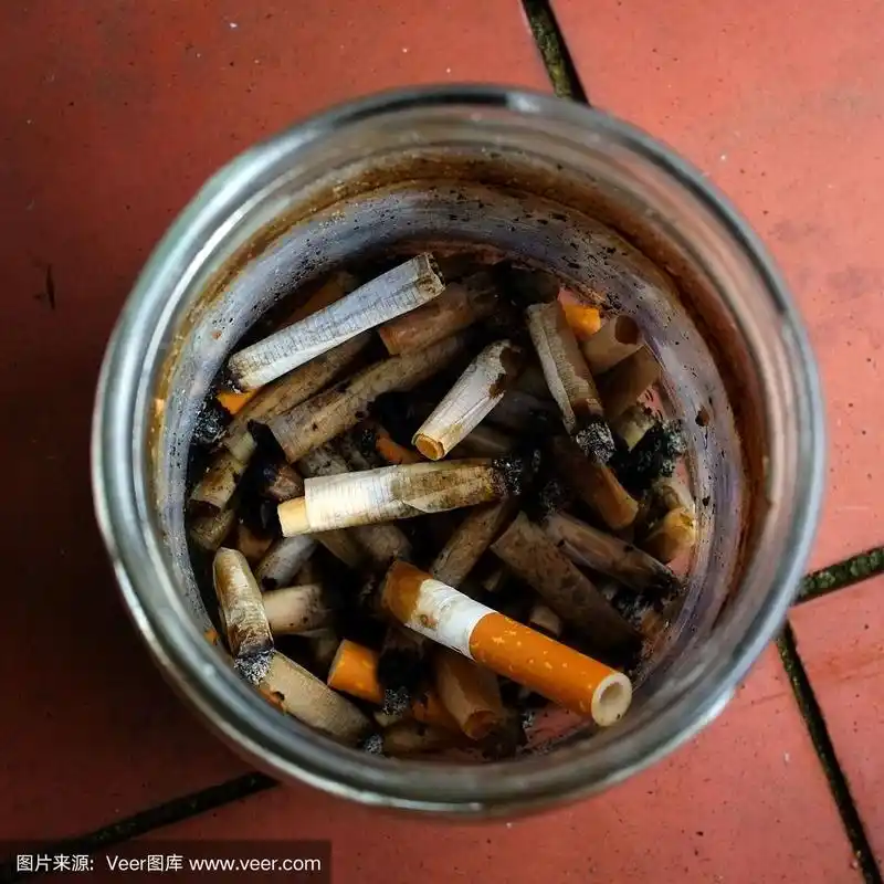 烟头放在玻璃缸烟灰缸里.