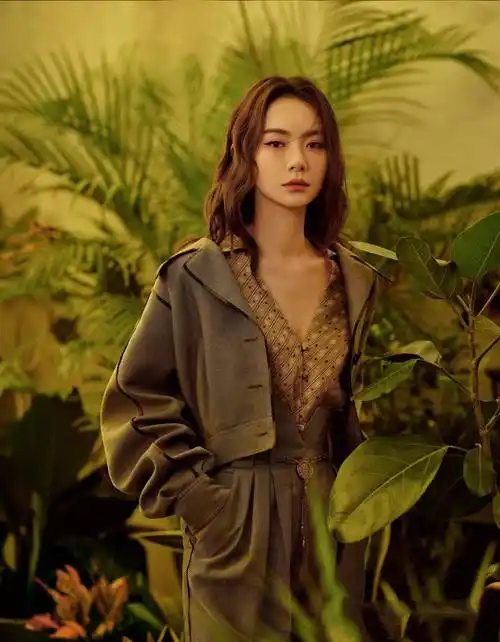 原创36岁戚薇丝毫不见老穿黑色紧身裙秀魔鬼身材真冻龄女神