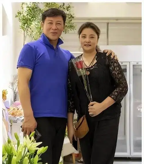 回顾胡亚捷:妻子照顾3个家庭让他愧疚,因岳父健康被妻子感激