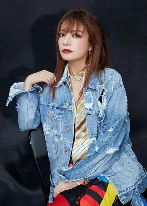 44岁赵薇演绎时尚大片黑衣红唇复古感满满短发飒帅十足绝了