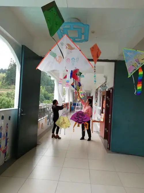 怀着身孕的老师就负责传递东西.