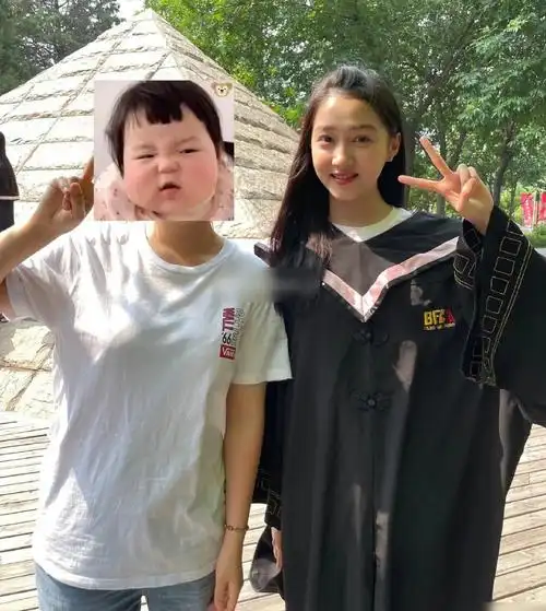 关晓彤回北电拍毕业照路透照被嘲身材发福脸肿神似港星朱咪咪