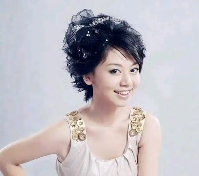 原创湖南台前主持晒素颜险认不出,现嫁美国当主妇,自嘲不配当一姐