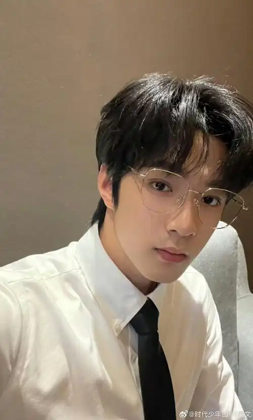 刘耀文楼间楼演唱会##青年演员刘耀文