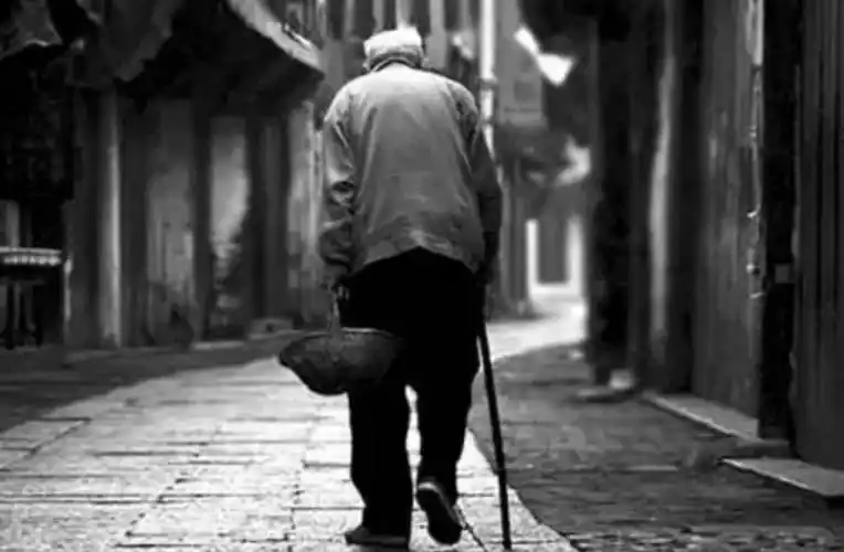 您注意到了父亲走路的蹒跚吗?