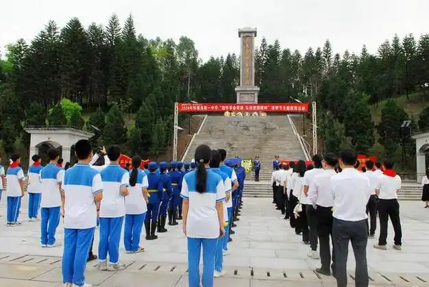 怀集县中小学校师生到烈士陵园开展拜祭先烈活动