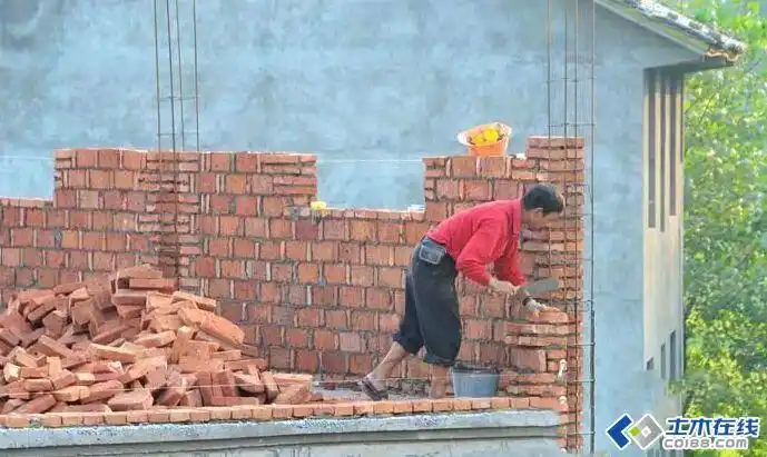 上几张工人现场施工的图,其实建一栋房子没有想象中那么难.