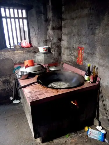 老灶柴火铁锅