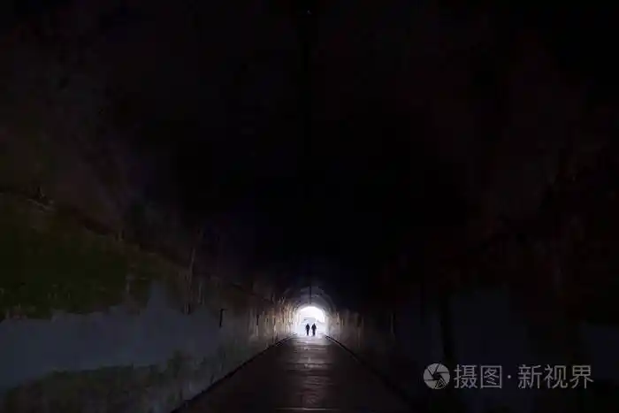 旧金山的黑暗隧道