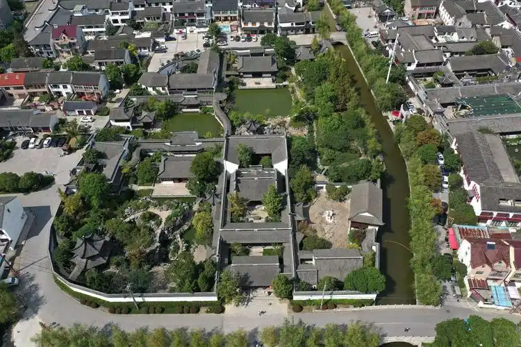 园中亭台楼阁,小桥流水,假山曲廊俱全,一步一景,极具苏州园林特色