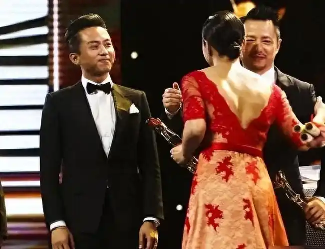 回顾两婚两离独自带两个孩子的郝蕾已经走上了另一条大道