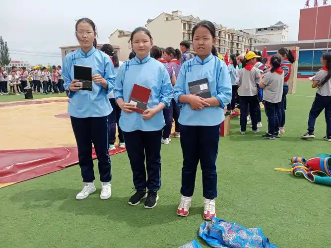 鄂托克前旗蒙古族希望实验小学109班的小摔跤手们在校园搏克比赛中