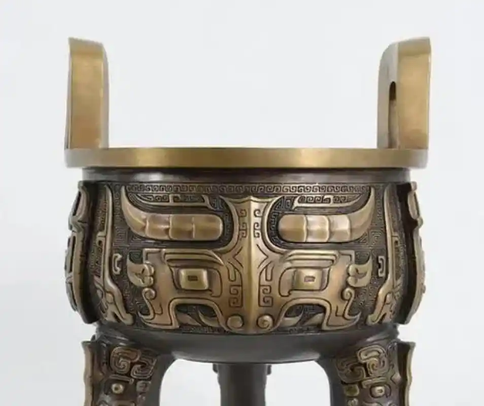 九鼎在古代是王权和国家统一的象征,夏朝,商朝,周朝三代一直将其当作