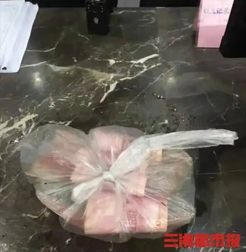 发现路边停放的小车下,有个塑料袋里装着东西,"当时我以为是一袋垃圾