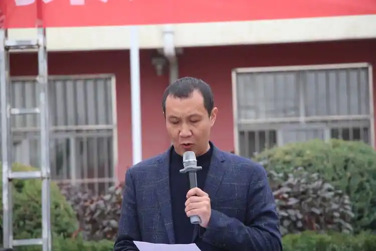 鱼河峁镇中心小学校长王玉林为本次体操比赛致辞!