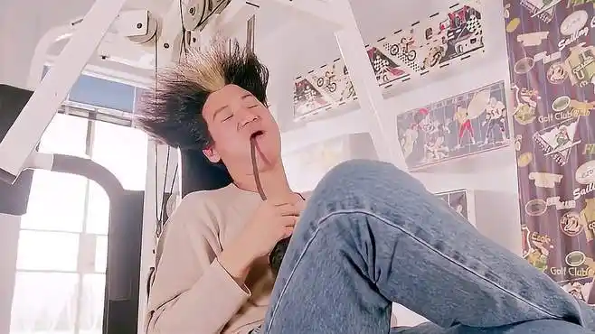 超级学校霸王:张学友这扫把头,居然被刘德华用来扫地,太逗了