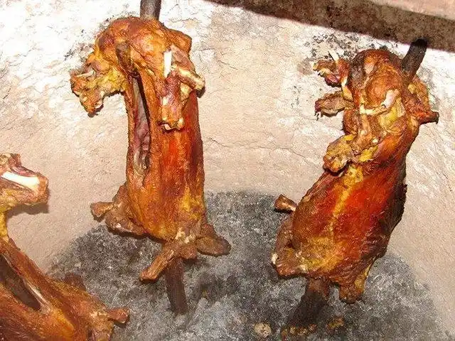 追寻新疆烤羊师的足迹,记录使用阿勒泰羯羊烤制的脆皮烤全羊!