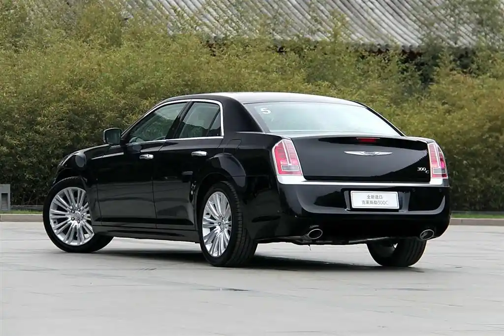 克莱斯勒300c后45度(车头向左)