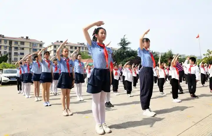 5月27日,扬州经济技术开发区花园小学举行了少先队新队员入队仪式.