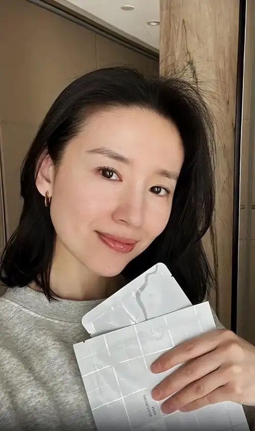 42岁董洁素颜出镜晒穿搭!穿吊带秀性感锁骨,跪地脱鞋太接地气