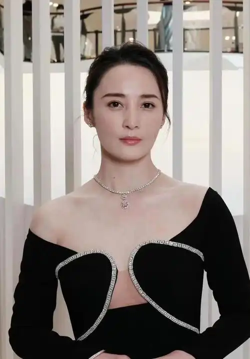 被蒋勤勤生图惊艳到皮肤零瑕疵白到发光一身紧身裙毫无赘肉