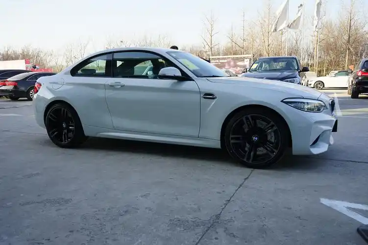 超级小钢炮,宝马 m2 雪山白/黑内 现车优惠7.08万元